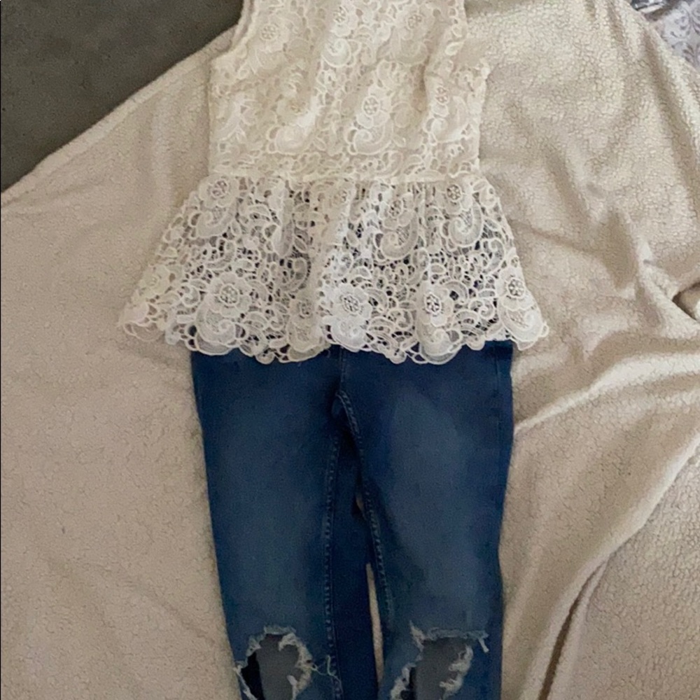 Sleeveless Lace blouse